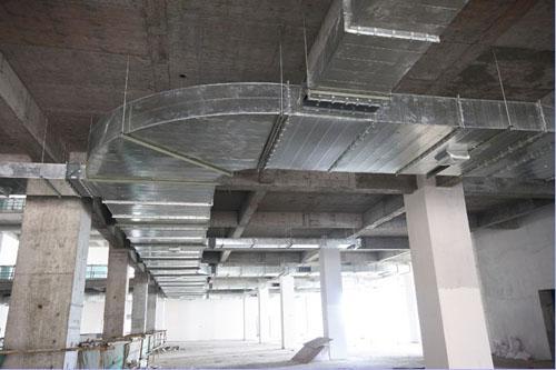 通风管道确保了楼道中的空气流通(图1)